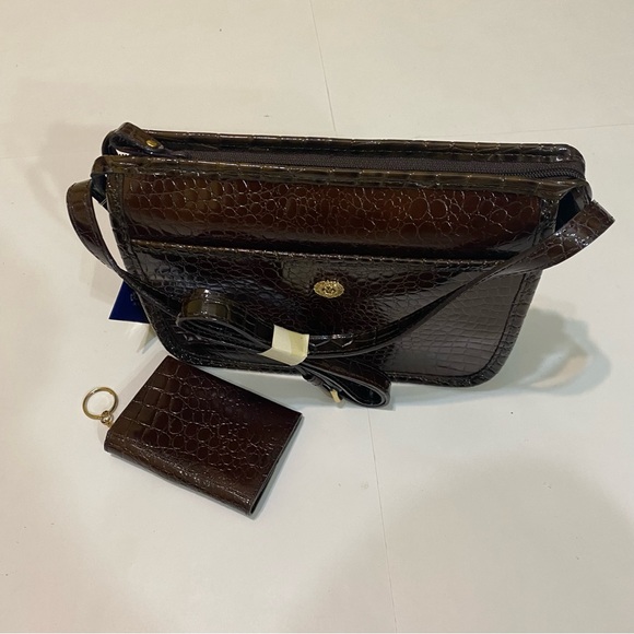 Medallion Handbags - NWT! Medallion brown bag